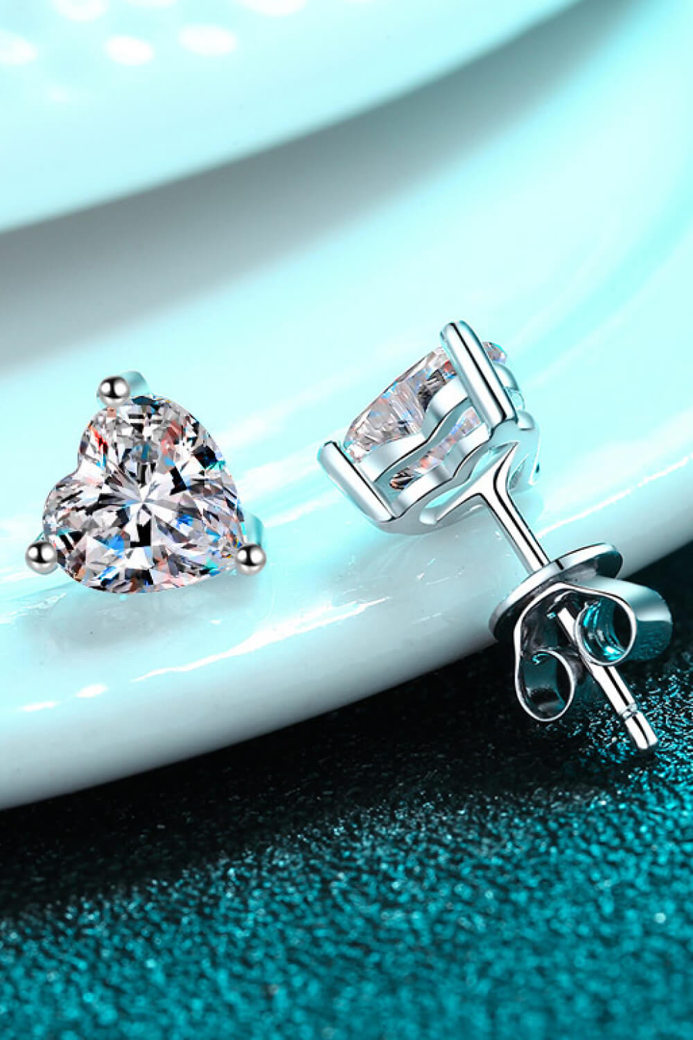 Love me Heart-Shaped Stud Earrings